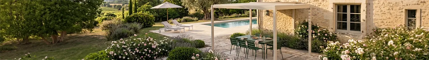 Pergola Trend 2026 aus Aluminium in Cremeweiß auf einer vollständigen Terrasse